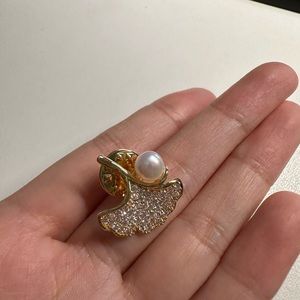 Leaf shaped brooch with pearl (NEW!)
